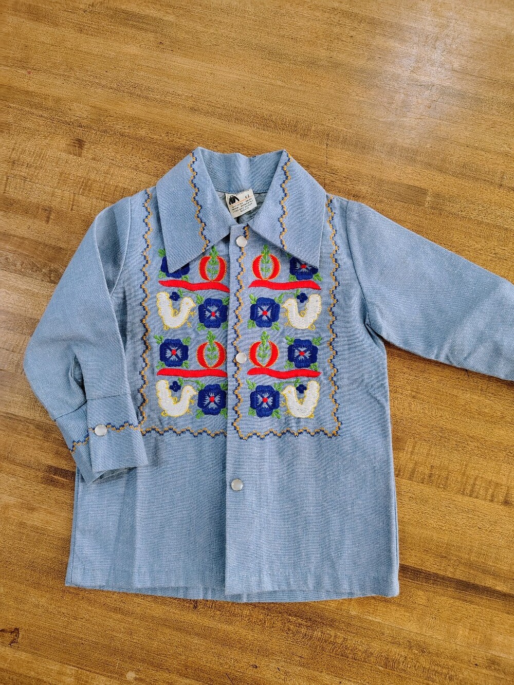 Vintage Lila .S.A  Light Blue Embroide Button Down Shirt Colorful Folk Motif 60s